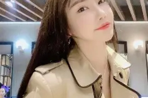 女子当街下跪男子全程玩手机冷淡无视！穿着打扮吸睛网友热议