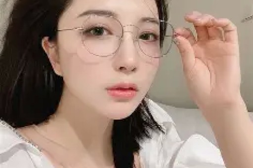 掉粉461万网红何秋亊从千万顶流翻车反转后竟成资本牺牲品？